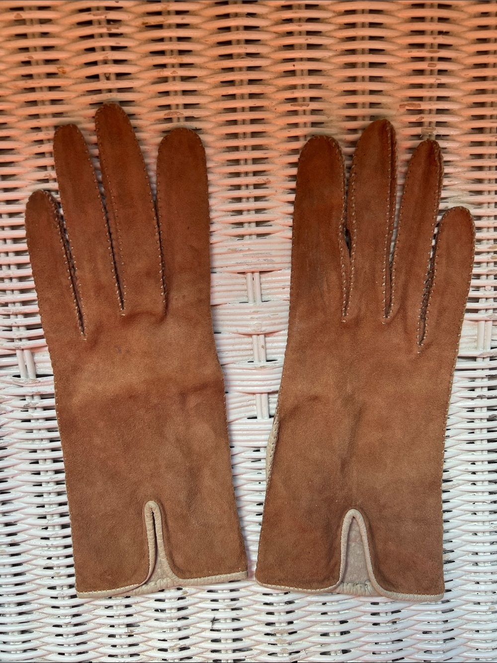 Vintage Suede Leather Gloves - Picture 4 of 12